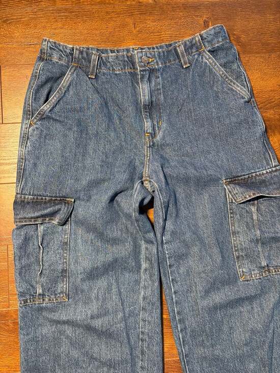 Levi's 94’ Baggy Cargo Jeans - Picture 2 of 11